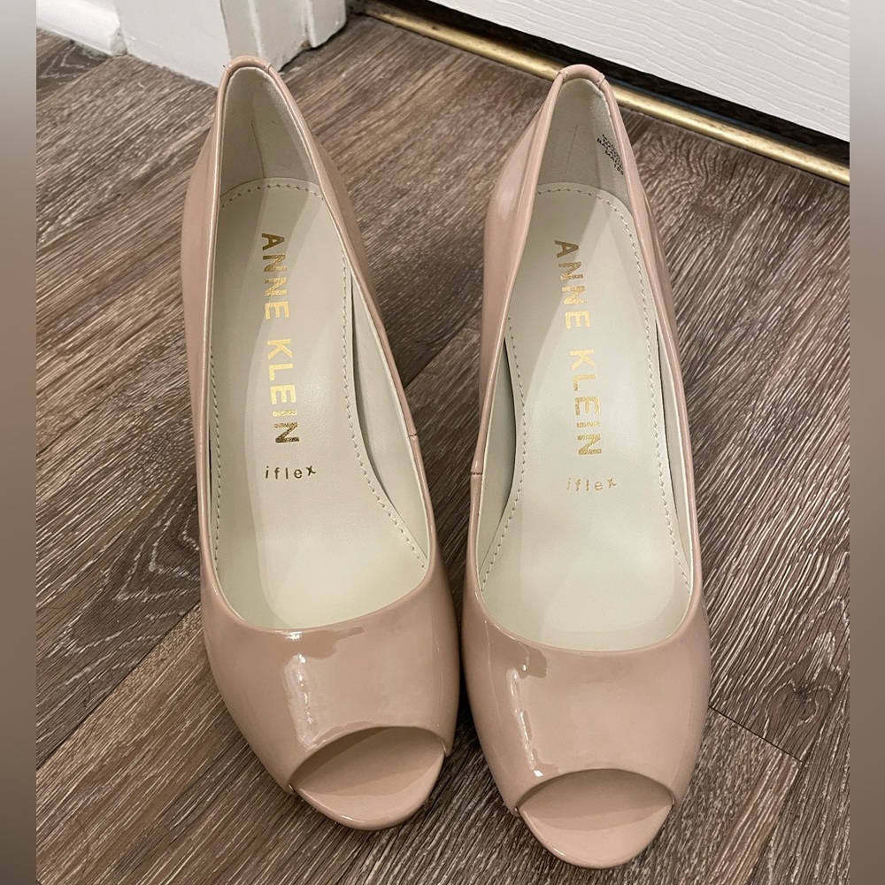 Nude peep-toe pumps